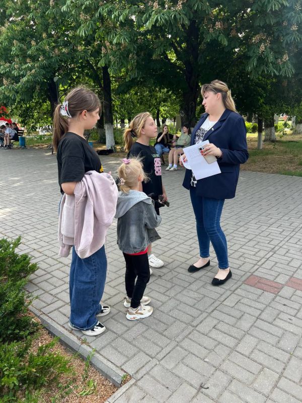 В рамках Недели безопасного лета, с целью профилактической работы по обеспечению безопасности детей в летний период, при содействии партийного проекта «Крепкая семья», начальник отдела опеки и попечительства провела акцию... В рамках Недели безопасного лета, с целью профилактической работы по обеспечению безопасности детей в летний период, при содействии партийного проекта «Крепкая семья», начальник отдела опеки и попечительства провела акцию...