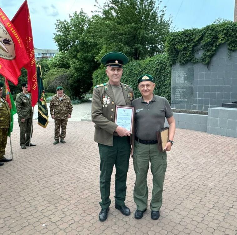 Председатель #Комитет_по_поддержке_участников_СВО, Председатель Донецкой республиканской региональной организации «Российский Союз ветеранов Афганистана и специальных военных операций» Дмитрий Огилец вручил Благодарности... Председатель #Комитет_по_поддержке_участников_СВО, Председатель Донецкой республиканской региональной организации «Российский Союз ветеранов Афганистана и специальных военных операций» Дмитрий Огилец вручил Благодарности...