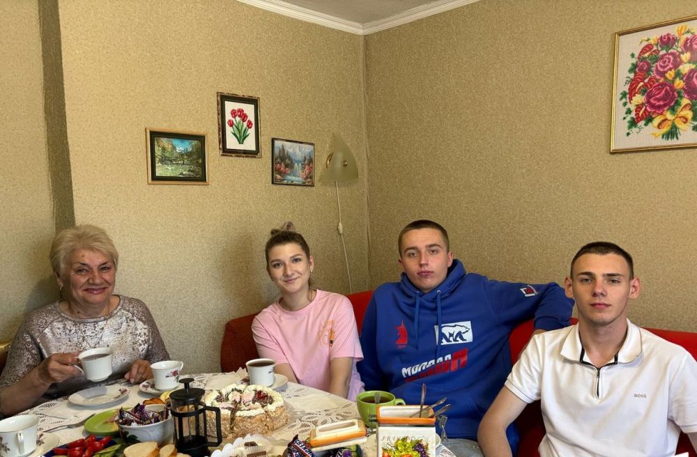 Молодёжь Тельманово поздравила ветерана библиотечного труда Молодёжь Тельманово поздравила ветерана библиотечного труда