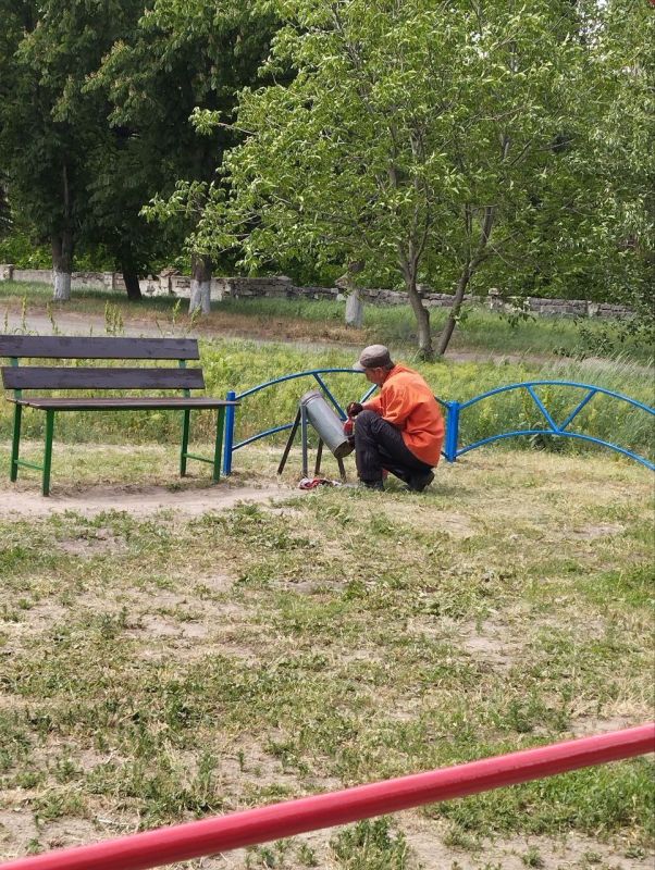 Денис Зубов: По поручению Главы Донецкой Народной Республики Дениса Владимировича Пушилина МУП БИОН произвел работы по благоустройству детской площадки по адресу ул. Ярославского, д. 2 Денис Зубов: По поручению Главы Донецкой Народной Республики Дениса Владимировича Пушилина МУП БИОН произвел работы по благоустройству детской площадки по адресу ул. Ярославского, д. 2