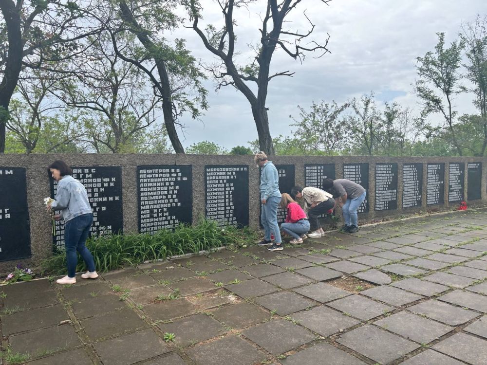 28 мая в селе Гранитное состоялась церемония возложения цветов у памятника участников Великой Отечественной войны в честь Дня пограничника 28 мая в селе Гранитное состоялась церемония возложения цветов у памятника участников Великой Отечественной войны в честь Дня пограничника