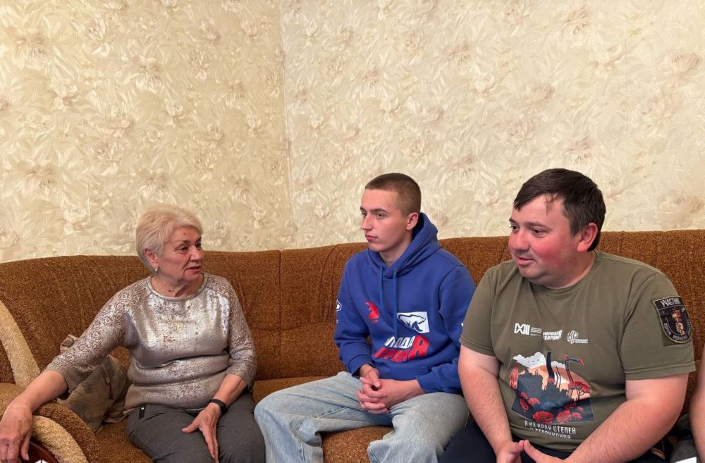 Молодёжь Тельманово поздравила ветерана библиотечного труда Молодёжь Тельманово поздравила ветерана библиотечного труда