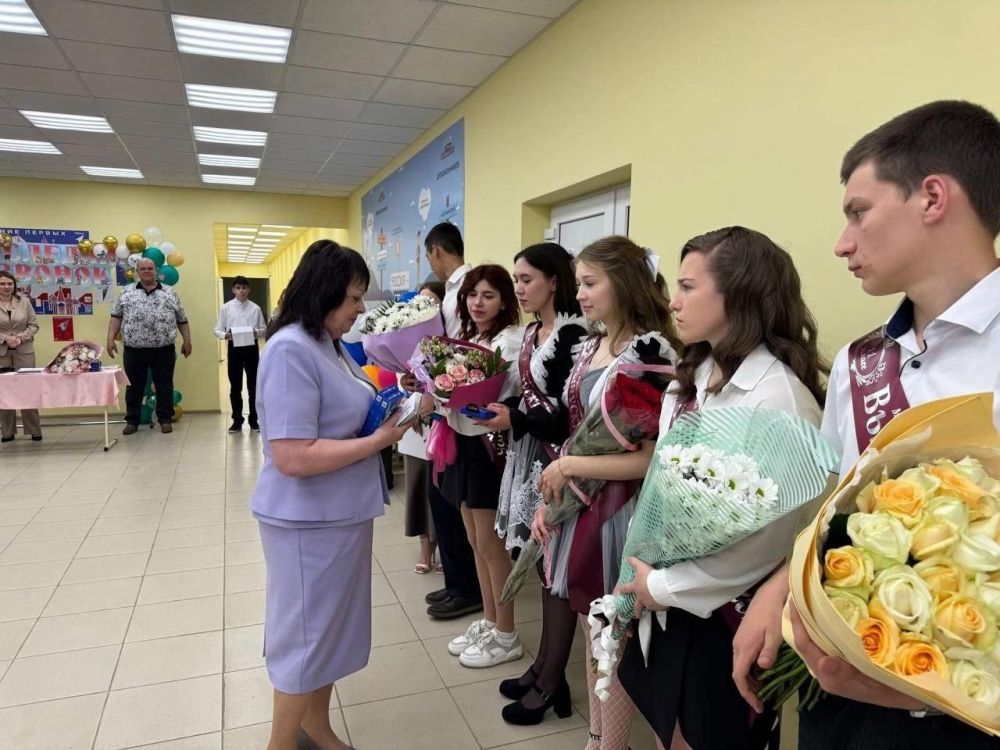 Николай Михайлов: Выпускникам ДНР вручили подарки от Бурятии Николай Михайлов: Выпускникам ДНР вручили подарки от Бурятии