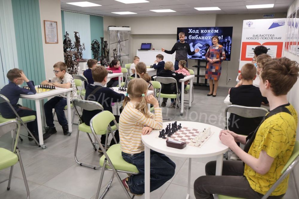 В рамках цикла мероприятий «Библиотечный май в Донецке», приуроченных к Общероссийскому дню библиотек, в Центральной городской библиотеке состоялось знаменательное событие – шахматный турнир «Ход конём в библиотеке» В рамках цикла мероприятий «Библиотечный май в Донецке», приуроченных к Общероссийскому дню библиотек, в Центральной городской библиотеке состоялось знаменательное событие – шахматный турнир «Ход конём в библиотеке»