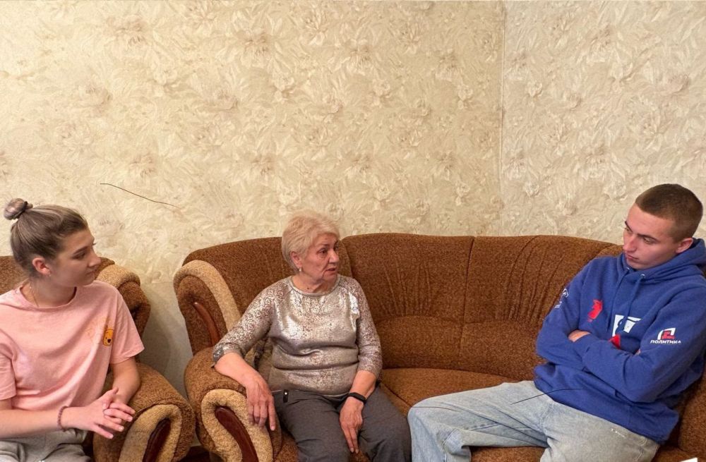 Молодёжь Тельманово поздравила ветерана библиотечного труда Молодёжь Тельманово поздравила ветерана библиотечного труда