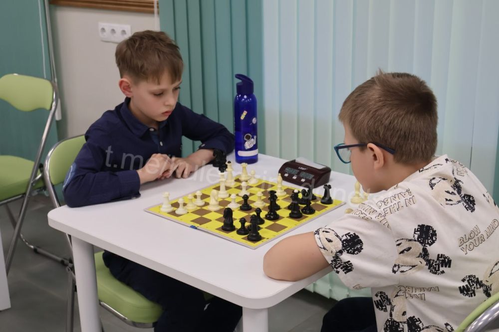 В рамках цикла мероприятий «Библиотечный май в Донецке», приуроченных к Общероссийскому дню библиотек, в Центральной городской библиотеке состоялось знаменательное событие – шахматный турнир «Ход конём в библиотеке» В рамках цикла мероприятий «Библиотечный май в Донецке», приуроченных к Общероссийскому дню библиотек, в Центральной городской библиотеке состоялось знаменательное событие – шахматный турнир «Ход конём в библиотеке»