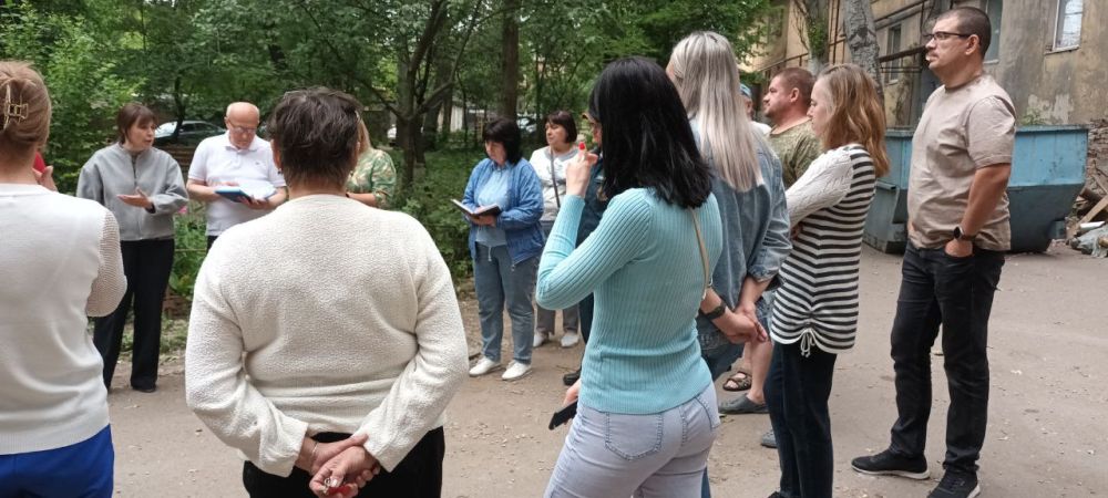 "Встреча во дворах". Сегодня, 28 мая, руководитель Управы Калининского внутригородского района Администрации городского округа Донецк Елена Синецкая провела встречу с населением на подведомственной территории по адресу:... "Встреча во дворах". Сегодня, 28 мая, руководитель Управы Калининского внутригородского района Администрации городского округа Донецк Елена Синецкая провела встречу с населением на подведомственной территории по адресу:...