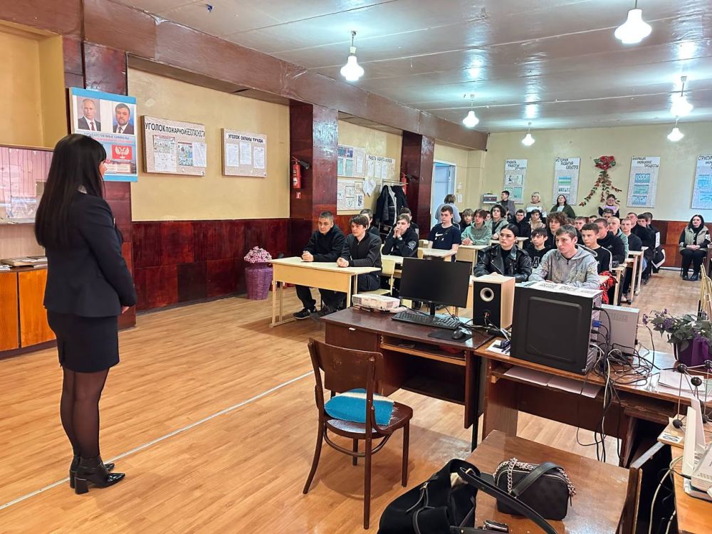 В рамках месячника «Уступи дорогу поездам» начальник станции Енакиево Светлана Медведева провела важную лекцию в ГБПОУ «Енакиевский индустриально-металлургический техникум» В рамках месячника «Уступи дорогу поездам» начальник станции Енакиево Светлана Медведева провела важную лекцию в ГБПОУ «Енакиевский индустриально-металлургический техникум»