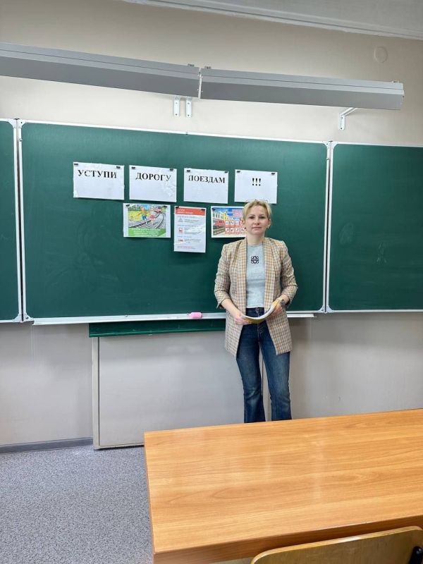 #уступи_дорогу_поездам. В рамках месячника "Уступи дорогу поездам" руководители и специалисты по охране труда станции Дебальцево-Сортировочная Донецкого филиала ФГУП "ЖДН" провели лекции и беседы с учащимися образовательных... #уступи_дорогу_поездам. В рамках месячника "Уступи дорогу поездам" руководители и специалисты по охране труда станции Дебальцево-Сортировочная Донецкого филиала ФГУП "ЖДН" провели лекции и беседы с учащимися образовательных...