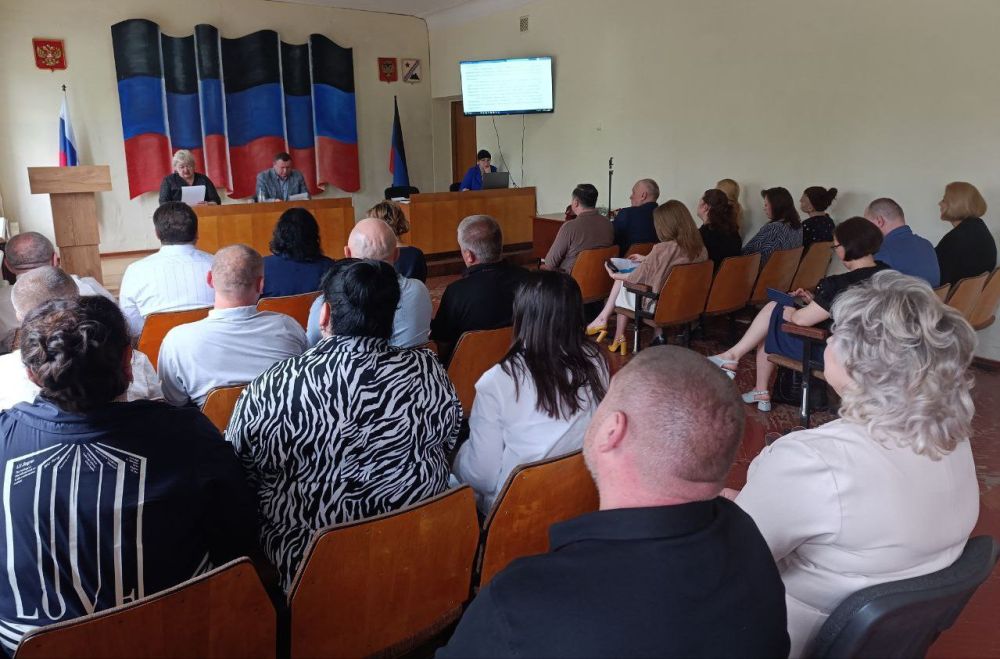 В Снежном состоялось очередное заседание городского совета В Снежном состоялось очередное заседание городского совета