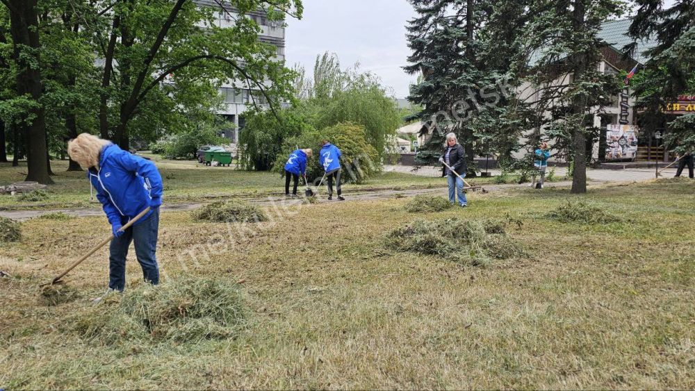 Алексей Кулемзин: В рамках реализации партийного проекта «Городская среда» Всероссийской политической партии «Единая Россия» принял участие в акции «Чистый четверг» Алексей Кулемзин: В рамках реализации партийного проекта «Городская среда» Всероссийской политической партии «Единая Россия» принял участие в акции «Чистый четверг»