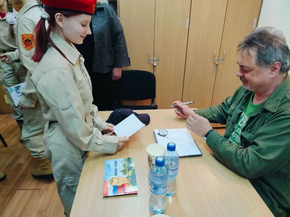 Юнармейцы ВПК "Патриот" ГБОУ "Школа №119 г. о. Донецк" местного отделения города Донецка вместе с куратором Новиковой Л.А. приняли участие в творческой встрече с актером театра и кино Андреем Евгеньевичем Леоновым, которая... Юнармейцы ВПК "Патриот" ГБОУ "Школа №119 г. о. Донецк" местного отделения города Донецка вместе с куратором Новиковой Л.А. приняли участие в творческой встрече с актером театра и кино Андреем Евгеньевичем Леоновым, которая...