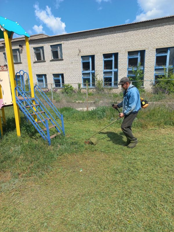 В Мангушском муниципальном округе продолжаются работы по благоустройству детских площадок В Мангушском муниципальном округе продолжаются работы по благоустройству детских площадок