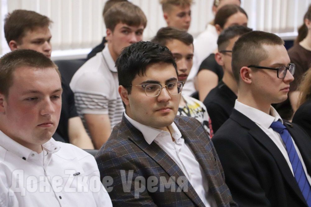 Учиться у лучших: молодые дипломаты из ДНР хотят быть похожими на Путина и Лаврова Учиться у лучших: молодые дипломаты из ДНР хотят быть похожими на Путина и Лаврова