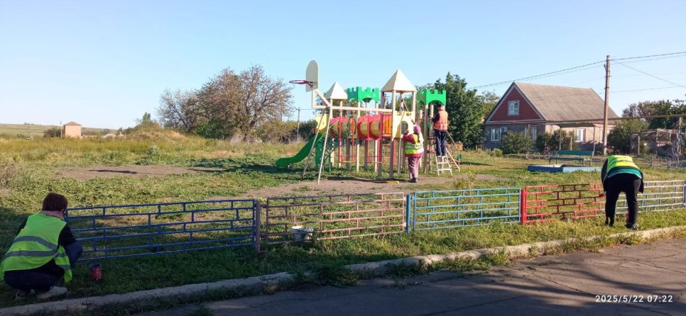 В Мангушском муниципальном округе продолжаются работы по благоустройству детских площадок В Мангушском муниципальном округе продолжаются работы по благоустройству детских площадок