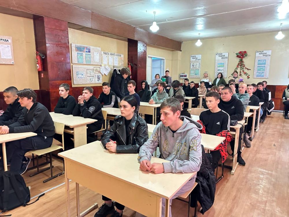 В рамках месячника «Уступи дорогу поездам» начальник станции Енакиево Светлана Медведева провела важную лекцию в ГБПОУ «Енакиевский индустриально-металлургический техникум» В рамках месячника «Уступи дорогу поездам» начальник станции Енакиево Светлана Медведева провела важную лекцию в ГБПОУ «Енакиевский индустриально-металлургический техникум»