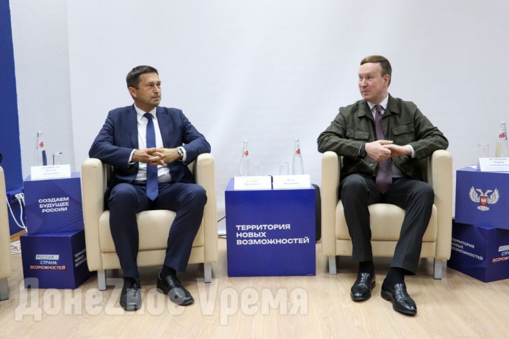 Учиться у лучших: молодые дипломаты из ДНР хотят быть похожими на Путина и Лаврова Учиться у лучших: молодые дипломаты из ДНР хотят быть похожими на Путина и Лаврова