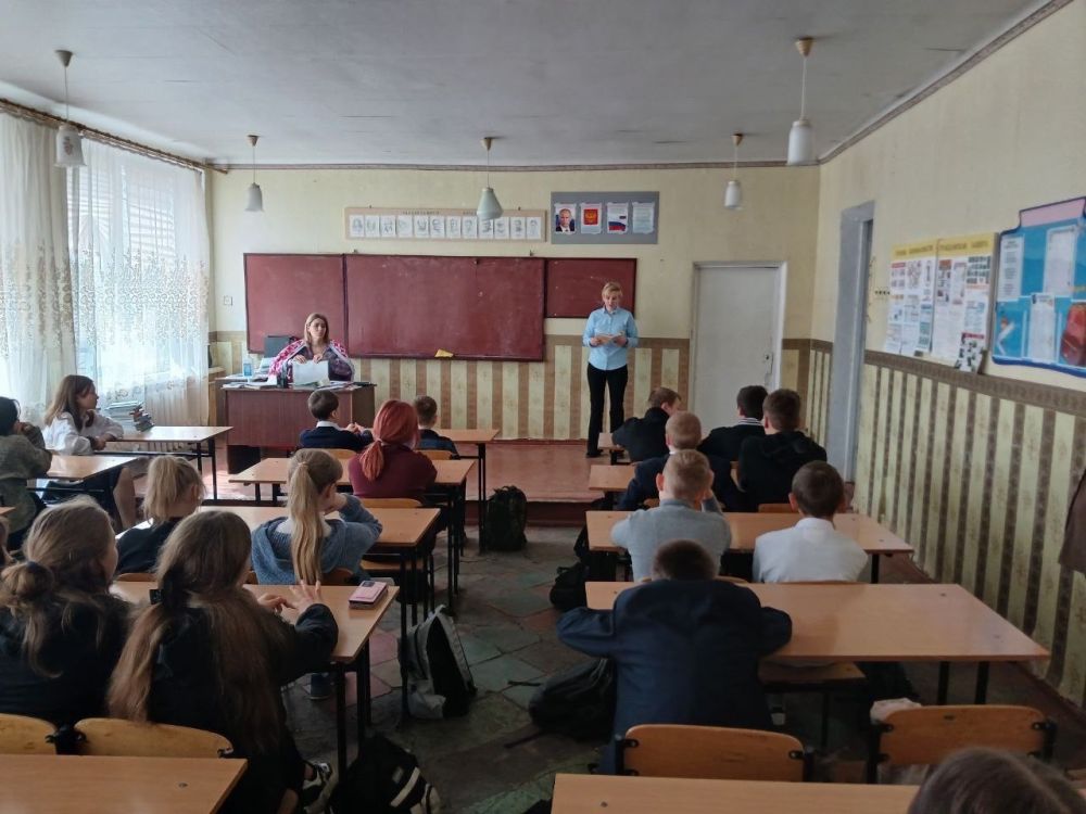#уступи_дорогу_поездам. В рамках месячника "Уступи дорогу поездам" руководители и специалисты по охране труда станции Дебальцево-Сортировочная Донецкого филиала ФГУП "ЖДН" провели лекции и беседы с учащимися образовательных... #уступи_дорогу_поездам. В рамках месячника "Уступи дорогу поездам" руководители и специалисты по охране труда станции Дебальцево-Сортировочная Донецкого филиала ФГУП "ЖДН" провели лекции и беседы с учащимися образовательных...