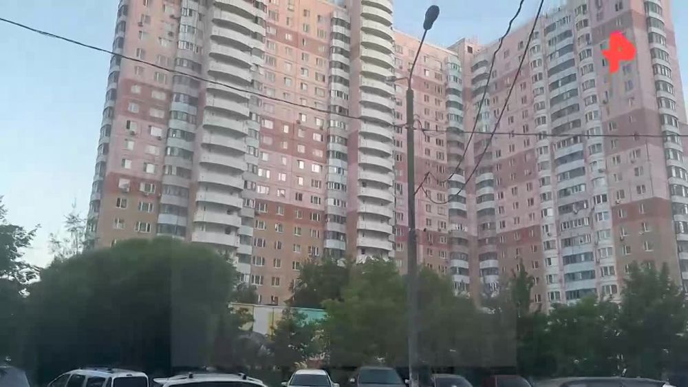 Обломки одного из атаковавших Москву беспилотников упал на крышу многоэтажки в Одинцове