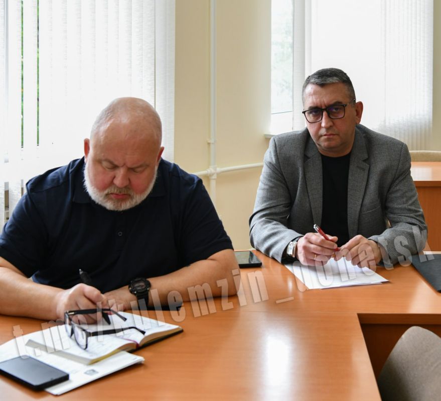 Сегодня в администрации городского округа Донецк состоялось совещание с заместителями руководителей внутригородских администраций, ГП «Рынки Донбасса» и управляющими отделений рынков Сегодня в администрации городского округа Донецк состоялось совещание с заместителями руководителей внутригородских администраций, ГП «Рынки Донбасса» и управляющими отделений рынков