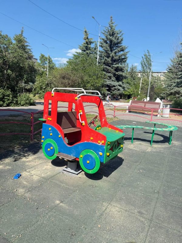 Аварийно-восстановительная бригада Магаданской области ремонтирует детское оборудование в парке Ждановки Аварийно-восстановительная бригада Магаданской области ремонтирует детское оборудование в парке Ждановки