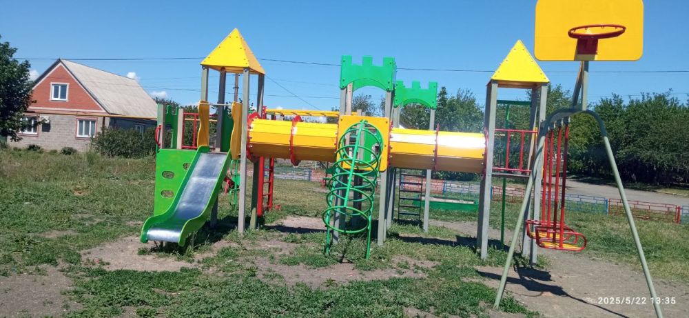В Мангушском муниципальном округе продолжаются работы по благоустройству детских площадок В Мангушском муниципальном округе продолжаются работы по благоустройству детских площадок