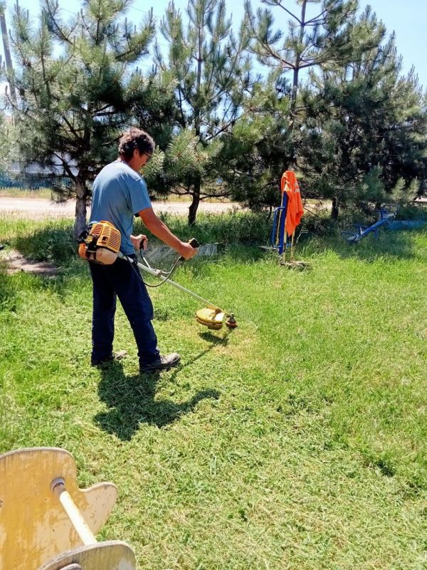 В Мангушском муниципальном округе продолжаются работы по благоустройству детских площадок В Мангушском муниципальном округе продолжаются работы по благоустройству детских площадок