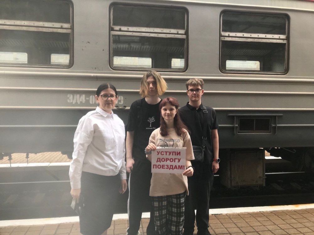 #уступи_дорогу_поездам. В рамках месячника "Уступи дорогу поездам" руководители и специалисты по охране труда станции Дебальцево-Сортировочная Донецкого филиала ФГУП "ЖДН" провели лекции и беседы с учащимися образовательных... #уступи_дорогу_поездам. В рамках месячника "Уступи дорогу поездам" руководители и специалисты по охране труда станции Дебальцево-Сортировочная Донецкого филиала ФГУП "ЖДН" провели лекции и беседы с учащимися образовательных...