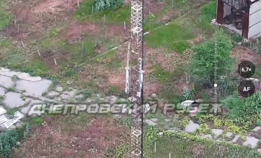 Херсонское направление. Операторы БпЛА группировки войск «Днепр» нанесли точечный удар по антенне связи противника, установленной на правом берегу Днепра