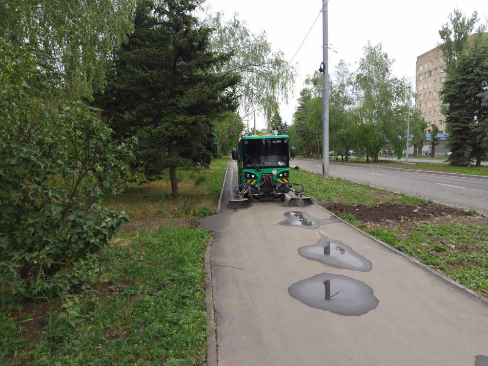 В Кировском внутригородском районе продолжаются работы по санитарному содержанию территории В Кировском внутригородском районе продолжаются работы по санитарному содержанию территории