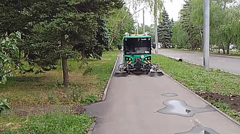 В Кировском внутригородском районе продолжаются работы по санитарному содержанию территории