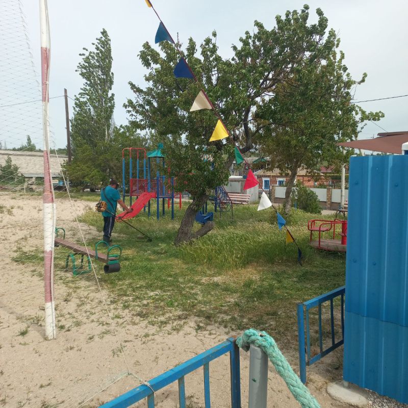В Мангушском муниципальном округе продолжаются работы по благоустройству детских площадок В Мангушском муниципальном округе продолжаются работы по благоустройству детских площадок