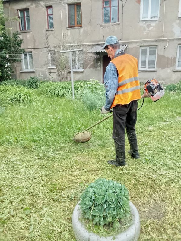 Александр Шатов: Работниками муниципального унитарного предприятия «Коммунальник» администрации города Шахтерска продолжаются работы по покосу карантинных и сорных трав: Александр Шатов: Работниками муниципального унитарного предприятия «Коммунальник» администрации города Шахтерска продолжаются работы по покосу карантинных и сорных трав: