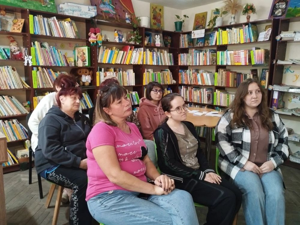 30 мая 2025 года активисты Женского движения партии Единая Россия, работники Центральной городской детской библиотеки и библиотеки-филиала №3 организовали специальный кинопоказ документального фильма Ольги Ажнакиной «Я-МАМА» 30 мая 2025 года активисты Женского движения партии Единая Россия, работники Центральной городской детской библиотеки и библиотеки-филиала №3 организовали специальный кинопоказ документального фильма Ольги Ажнакиной «Я-МАМА»