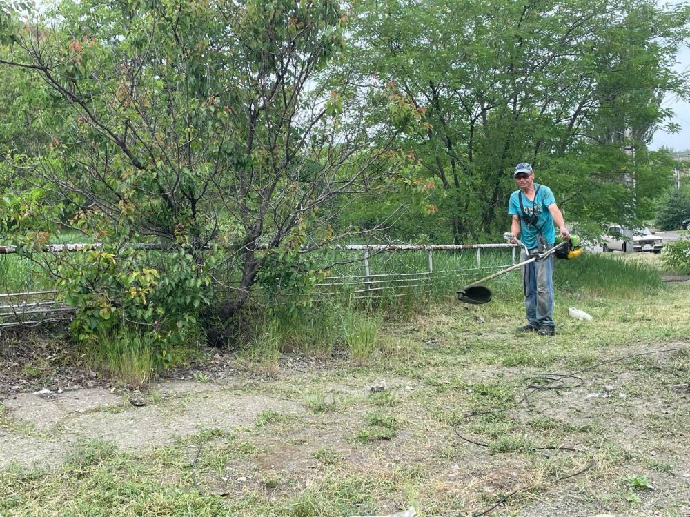 В Кировском внутригородском районе продолжаются работы по покосу травы