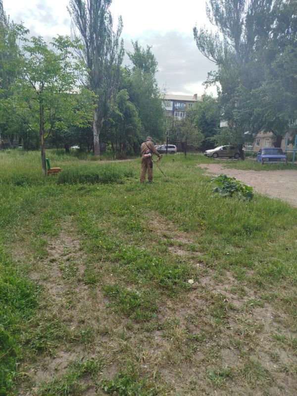 Александр Шатов: Работниками муниципального унитарного предприятия «Коммунальник» администрации города Шахтерска продолжаются работы по покосу карантинных и сорных трав: Александр Шатов: Работниками муниципального унитарного предприятия «Коммунальник» администрации города Шахтерска продолжаются работы по покосу карантинных и сорных трав:
