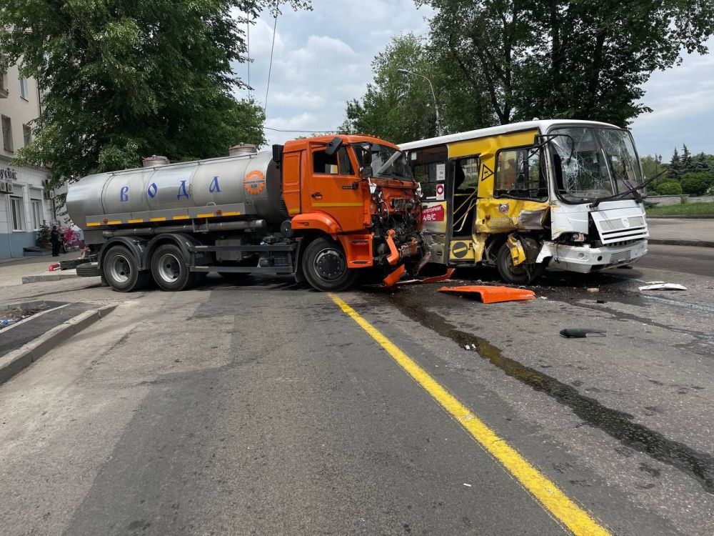 Сотрудники ГАИ проводят проверку по факту ДТП в центре Донецка на ул. Университетской Сотрудники ГАИ проводят проверку по факту ДТП в центре Донецка на ул. Университетской