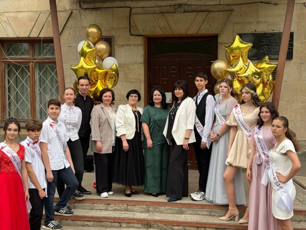 Николай Михайлов: В городе Комсомольское прошел выпускной вечер «Прощай школа» Николай Михайлов: В городе Комсомольское прошел выпускной вечер «Прощай школа»