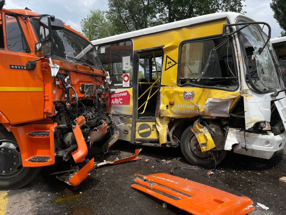 Сотрудники ГАИ проводят проверку по факту ДТП в центре Донецка на ул. Университетской