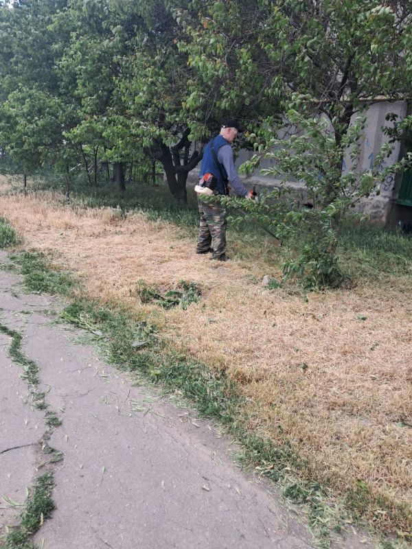Александр Шатов: Работниками муниципального унитарного предприятия «Коммунальник» администрации города Шахтерска продолжаются работы по покосу карантинных и сорных трав: Александр Шатов: Работниками муниципального унитарного предприятия «Коммунальник» администрации города Шахтерска продолжаются работы по покосу карантинных и сорных трав: