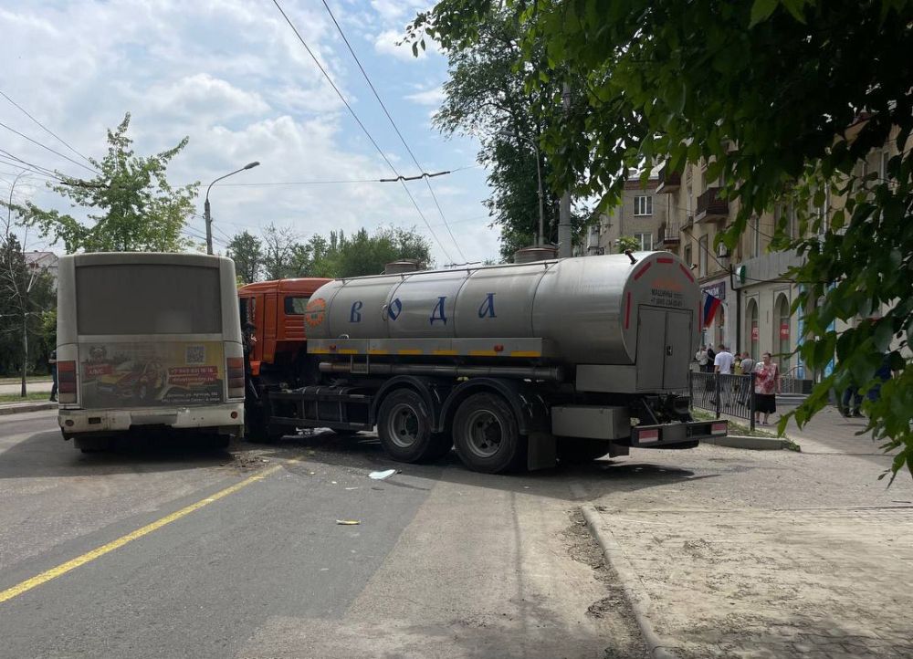 Сотрудники ГАИ проводят проверку по факту ДТП в центре Донецка на ул. Университетской Сотрудники ГАИ проводят проверку по факту ДТП в центре Донецка на ул. Университетской