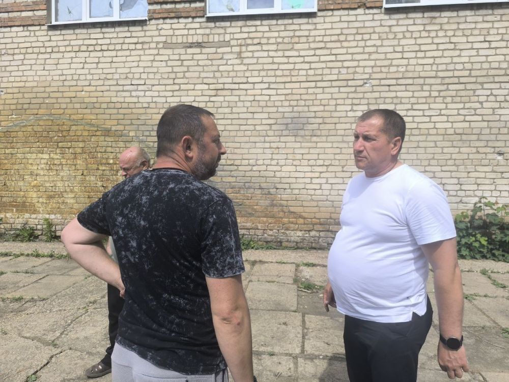 Заместитель главы городского округа Дебальцево Валерий Бессараб провёл встречу с жителями посёлка Новолуганское Заместитель главы городского округа Дебальцево Валерий Бессараб провёл встречу с жителями посёлка Новолуганское