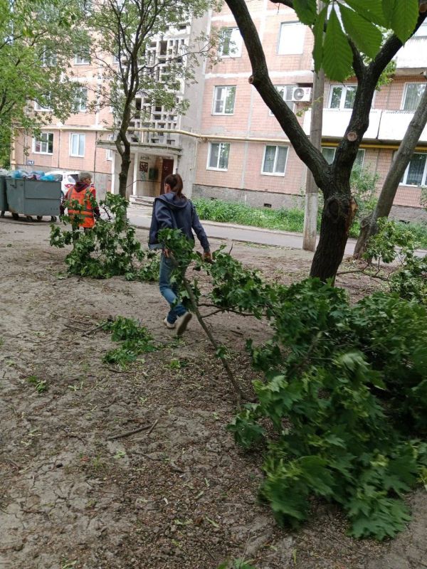 В Ленинском районе г. Донецка прошел субботник, в котором приняли участие коммунальные службы Ленинского района не остались в стороне и присоединились к общегородскому субботнику В Ленинском районе г. Донецка прошел субботник, в котором приняли участие коммунальные службы Ленинского района не остались в стороне и присоединились к общегородскому субботнику