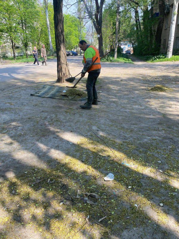 В Ленинском районе г. Донецка прошел субботник, в котором приняли участие коммунальные службы Ленинского района не остались в стороне и присоединились к общегородскому субботнику В Ленинском районе г. Донецка прошел субботник, в котором приняли участие коммунальные службы Ленинского района не остались в стороне и присоединились к общегородскому субботнику