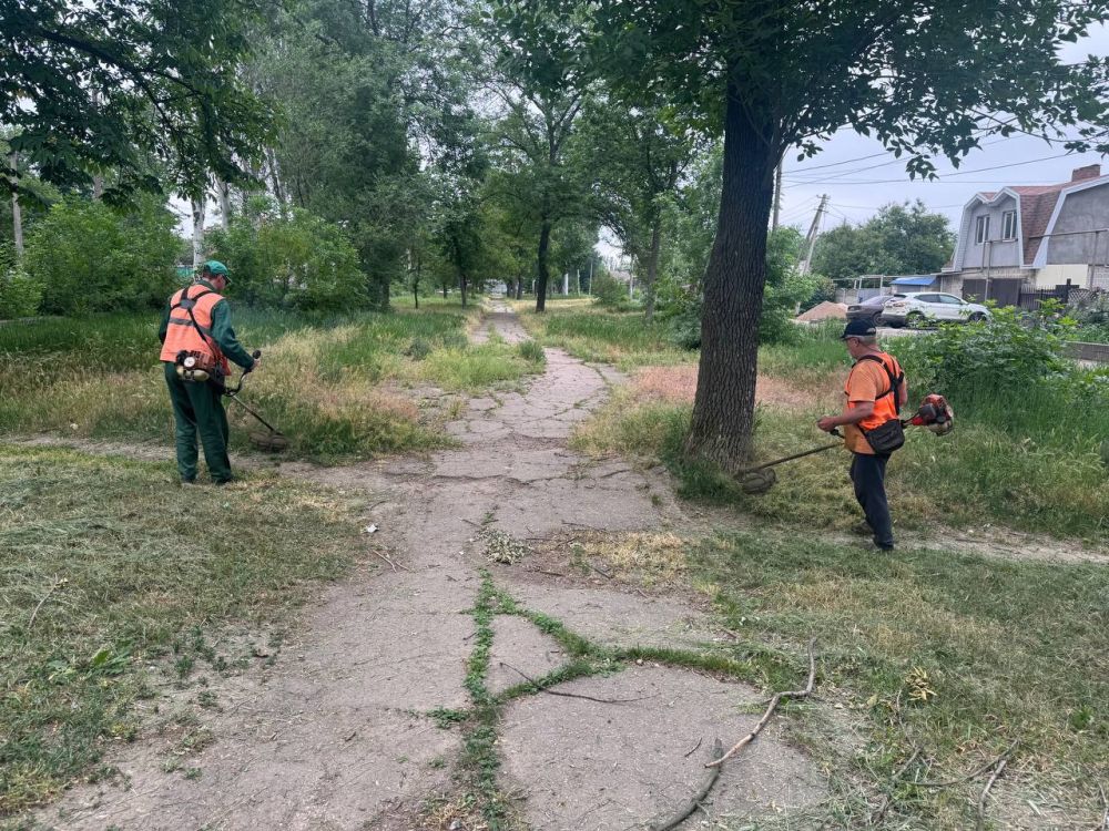 В Ленинском районе г. Донецка прошел субботник, в котором приняли участие коммунальные службы Ленинского района не остались в стороне и присоединились к общегородскому субботнику В Ленинском районе г. Донецка прошел субботник, в котором приняли участие коммунальные службы Ленинского района не остались в стороне и присоединились к общегородскому субботнику