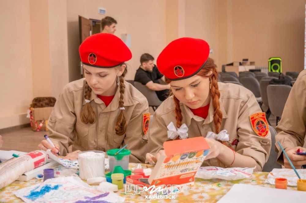 Психологи всегда рядом. Юнармейцы отряда ВПК"Пламя", местного отделения городского округа Харцызска СШ № 4, ученики из 9-А класса Павлюк Анастасия, Дяченко София, Шаповалов Кирилл приняли участие в фестивале «Психология без... Психологи всегда рядом. Юнармейцы отряда ВПК"Пламя", местного отделения городского округа Харцызска СШ № 4, ученики из 9-А класса Павлюк Анастасия, Дяченко София, Шаповалов Кирилл приняли участие в фестивале «Психология без...