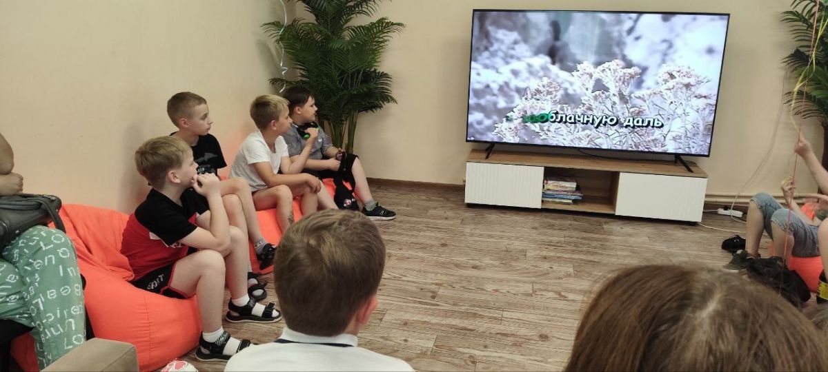 После детской развлекательной программы дети вместе с родителями пели в караоке песни из советских мультфильмов, а затем угадывали современные песни После детской развлекательной программы дети вместе с родителями пели в караоке песни из советских мультфильмов, а затем угадывали современные песни