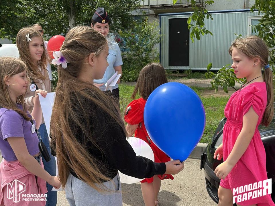 Пусть всегда будет солнце. В День защиты детей активисты Тельмановского штаба МР и МГЕР организовали акцию «Обними меня» Пусть всегда будет солнце. В День защиты детей активисты Тельмановского штаба МР и МГЕР организовали акцию «Обними меня»