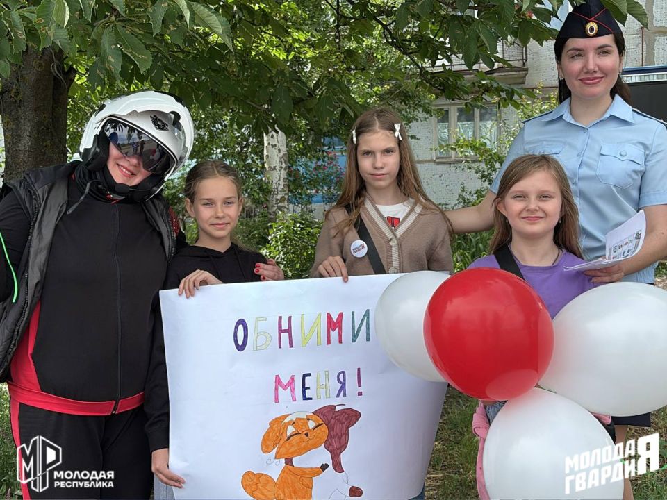 Пусть всегда будет солнце. В День защиты детей активисты Тельмановского штаба МР и МГЕР организовали акцию «Обними меня» Пусть всегда будет солнце. В День защиты детей активисты Тельмановского штаба МР и МГЕР организовали акцию «Обними меня»