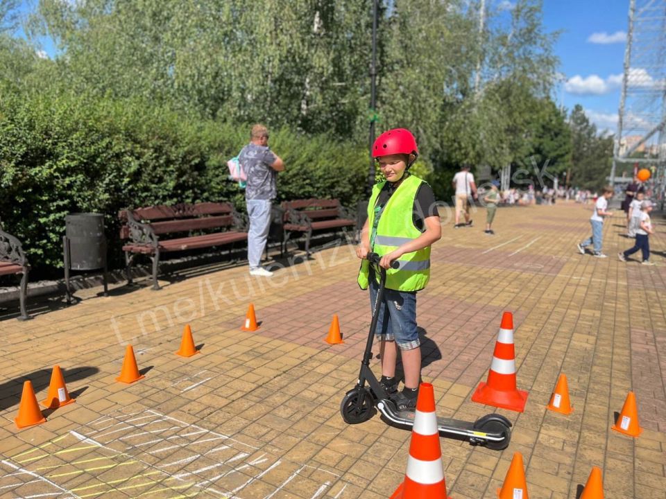 1 июня в Международный день защиты детей волонтёры Донецкой академии транспорта приняли участие в фестивале детства и юности «Фестиваль Первых», который прошёл в парке Щербакова 1 июня в Международный день защиты детей волонтёры Донецкой академии транспорта приняли участие в фестивале детства и юности «Фестиваль Первых», который прошёл в парке Щербакова